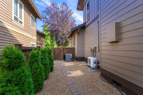 789 NW Yosemite Drive Bend OR 97703