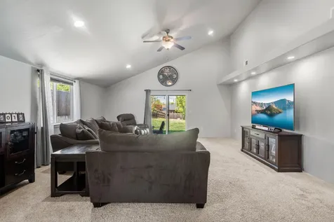 914 Sellwood Drive Eagle Point OR 97524