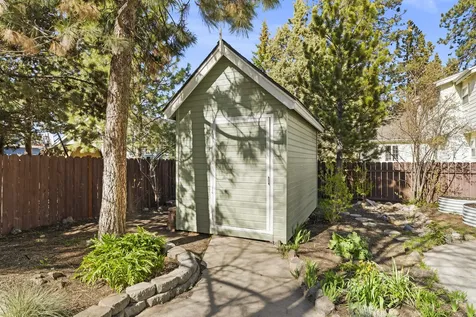 1860 SE Autumnwood Court Bend OR 97702