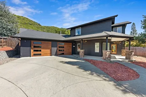 1507 R J Drive Grants Pass OR 97526