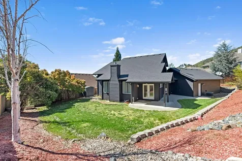 1507 R J Drive Grants Pass OR 97526
