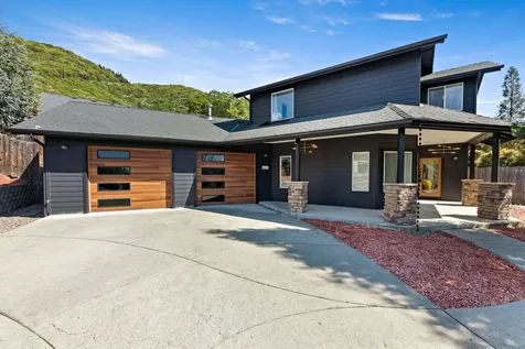 1507 R J Drive Grants Pass OR 97526