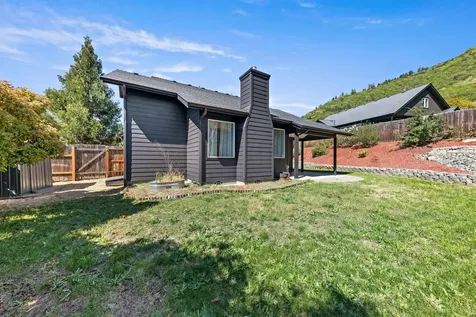 1507 R J Drive Grants Pass OR 97526
