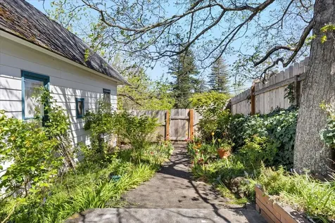 71 Gresham Street Ashland OR 97520