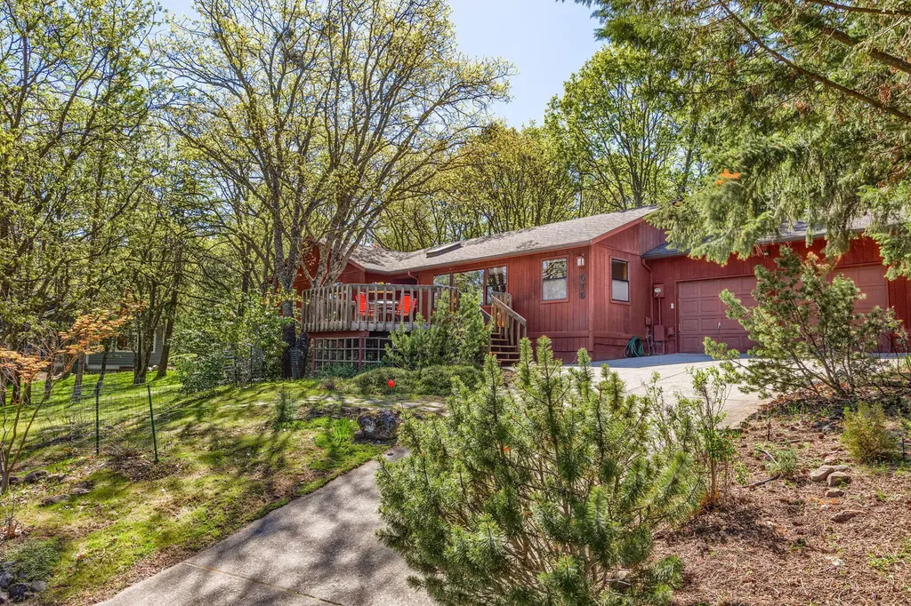 575 Nyla Lane Ashland OR 97520