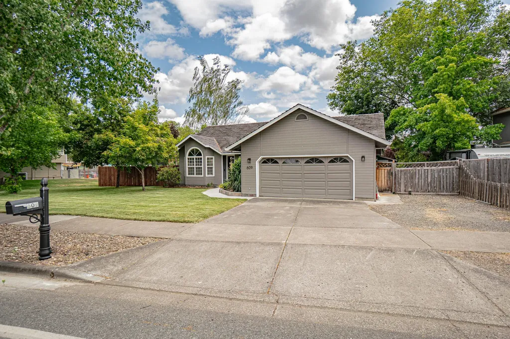 609 Crystal Drive Eagle Point OR 97524