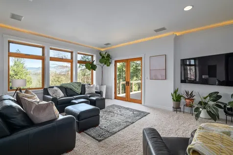 1694 Old Siskiyou Highway Ashland OR 97520