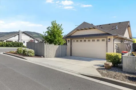 3871 Sunleaf Avenue Medford OR 97504