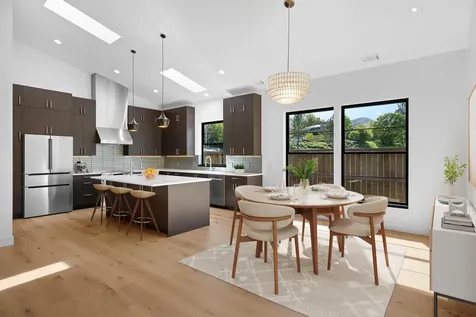 360 Briscoe Place Ashland OR 97520