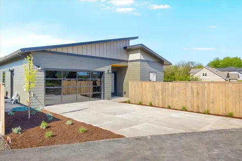 360 Briscoe Place Ashland OR 97520