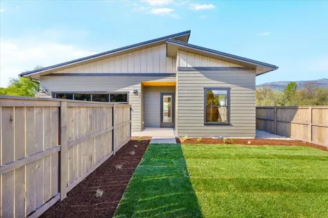 360 Briscoe Place Ashland OR 97520