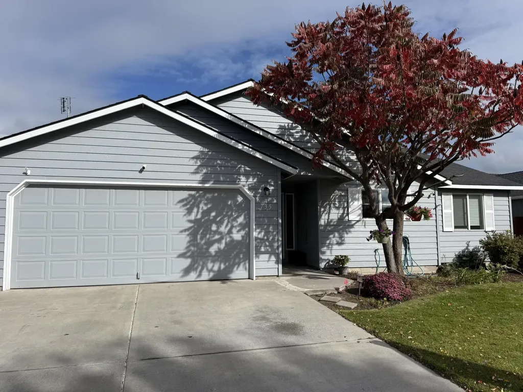 735 NE Oak Place Redmond OR 97756