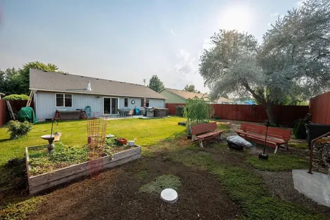 735 NE Oak Place Redmond OR 97756