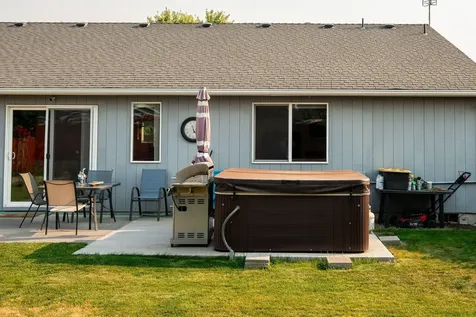735 NE Oak Place Redmond OR 97756