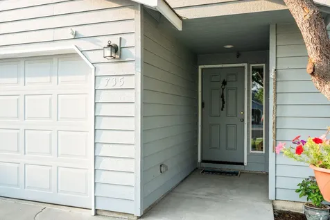 735 NE Oak Place Redmond OR 97756