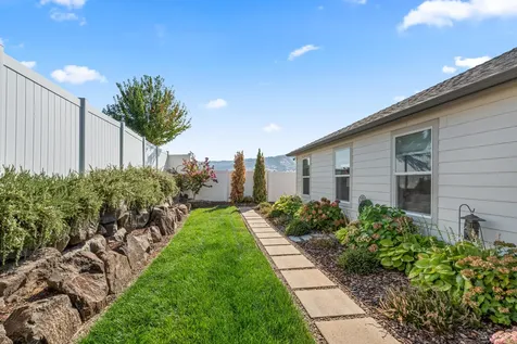 2025 Hondeleau Lane Medford OR 97504