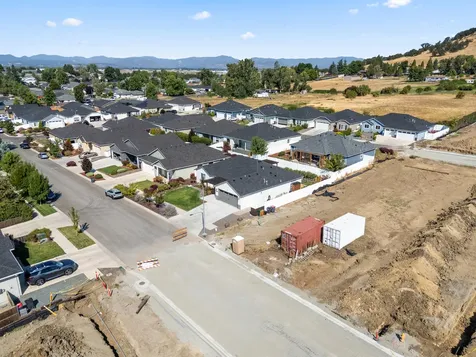 2025 Hondeleau Lane Medford OR 97504