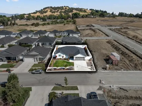 2025 Hondeleau Lane Medford OR 97504