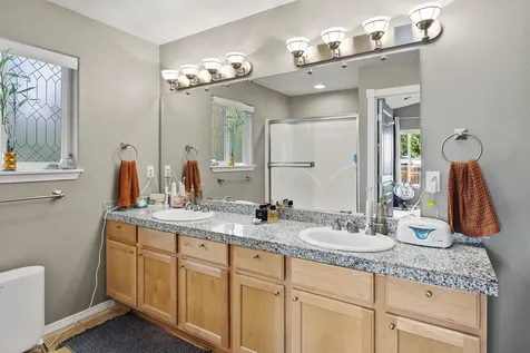 2679 SW Salmon Avenue Redmond OR 97756