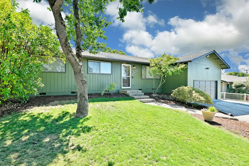 1536 Cambridge Circle Medford OR 97504