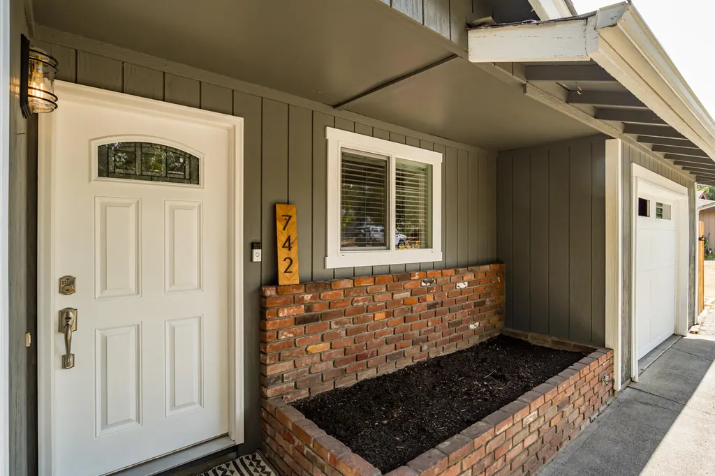 742 SE Sun Lane Bend OR 97702