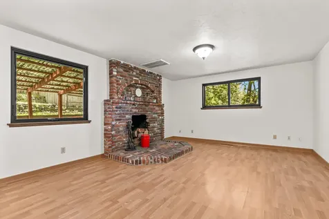 1015 Oneida Circle Ashland OR 97520