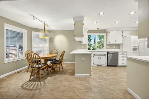 121 Meadow View Drive Phoenix OR 97535