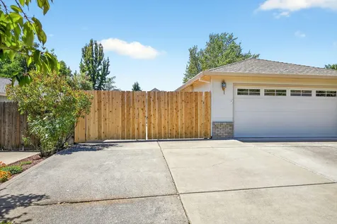 121 Meadow View Drive Phoenix OR 97535
