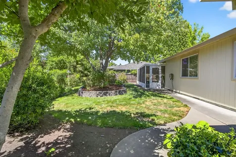 121 Meadow View Drive Phoenix OR 97535