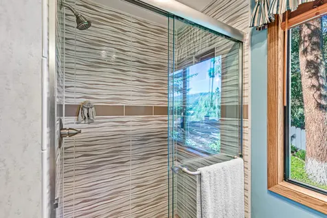70 Beekman Square Jacksonville OR 97530