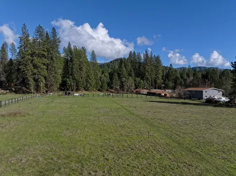 6324 E Evans Creek Road Rogue River OR 97537