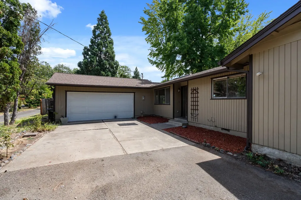 312 N Barneburg Road Medford OR 97504
