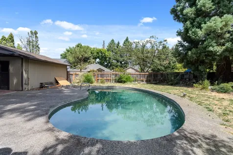 312 N Barneburg Road Medford OR 97504