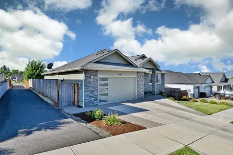 3268 Sky Way Medford OR 97504