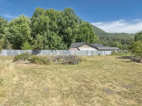 198 W Woodside Street Grants Pass OR 97527