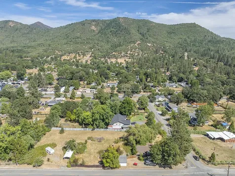 198 W Woodside Street Grants Pass OR 97527