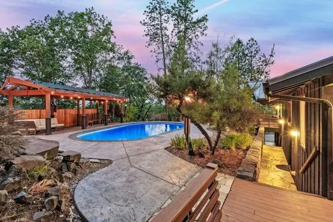 1065 S Shasta Avenue Eagle Point OR 97524