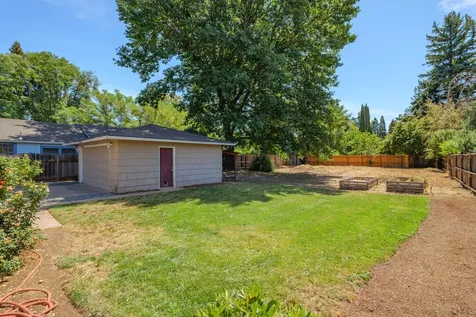 931 SE M Street Grants Pass OR 97526