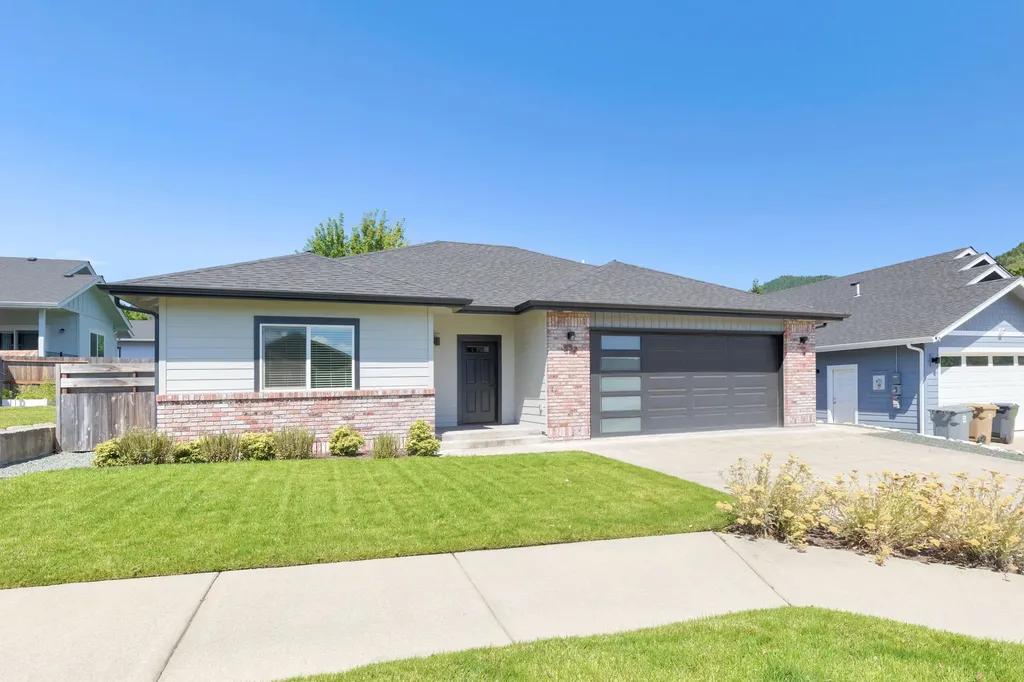 822 NW Cooke Avenue Grants Pass OR 97526