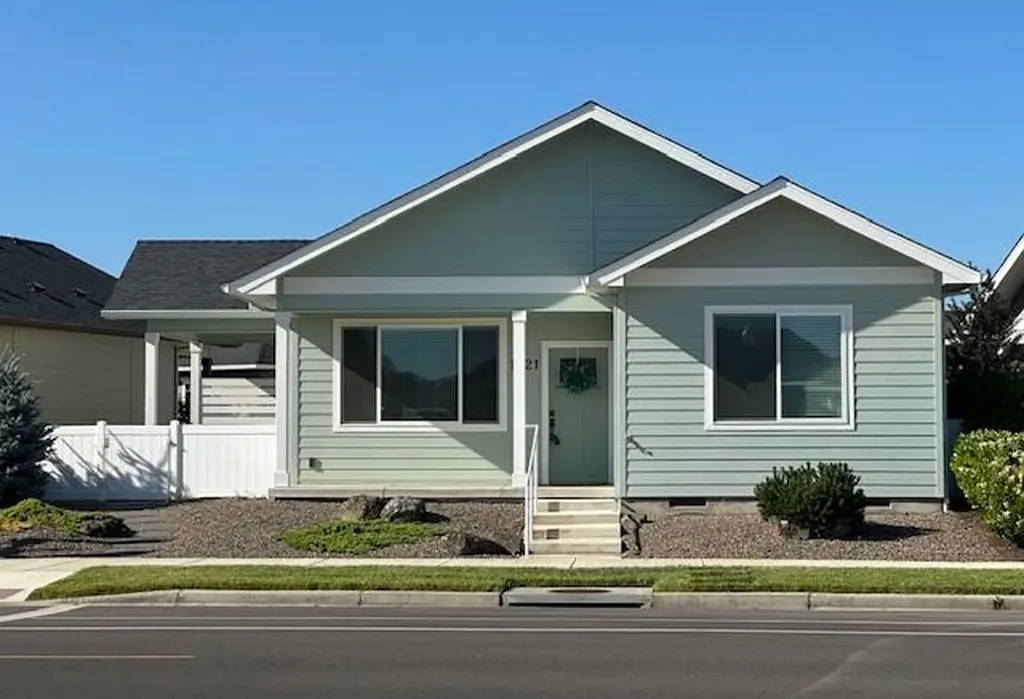 1521 N Haskell Street Central Point OR 97502
