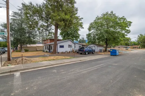927 SW L Street Grants Pass OR 97526