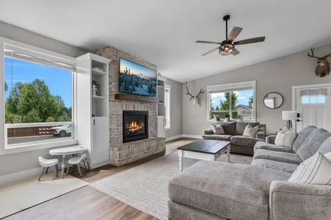 4660 SW Salmon Avenue Redmond OR 97756