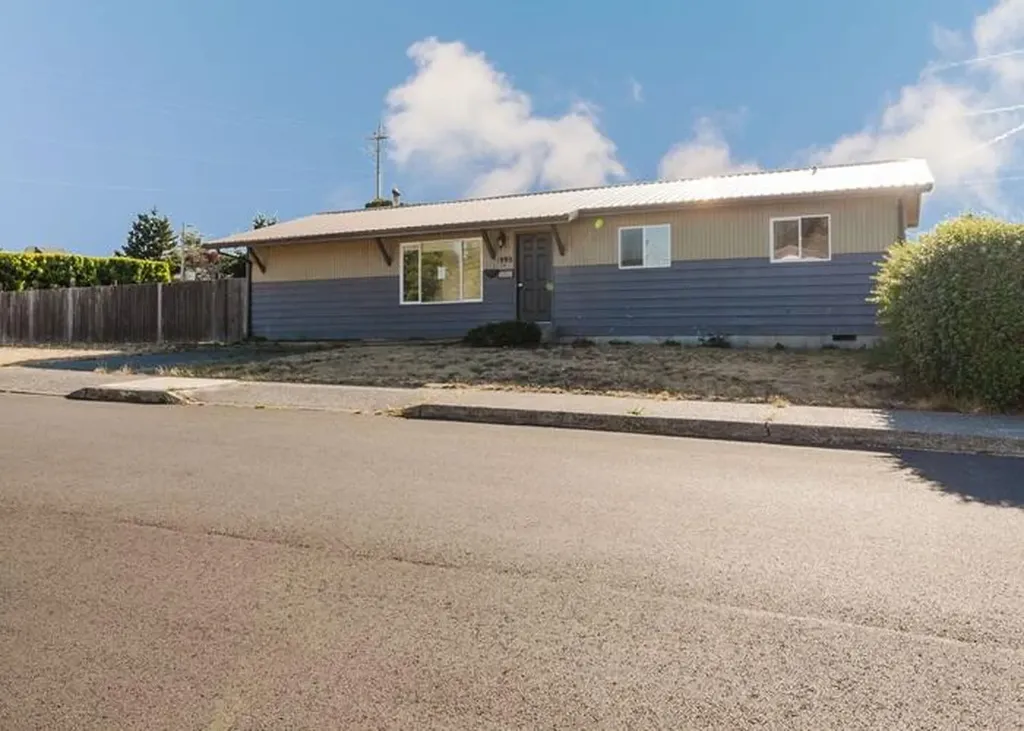 1990 Grant Street North Bend OR 97459