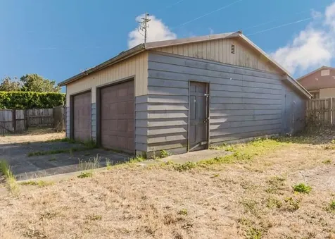 1990 Grant Street North Bend OR 97459