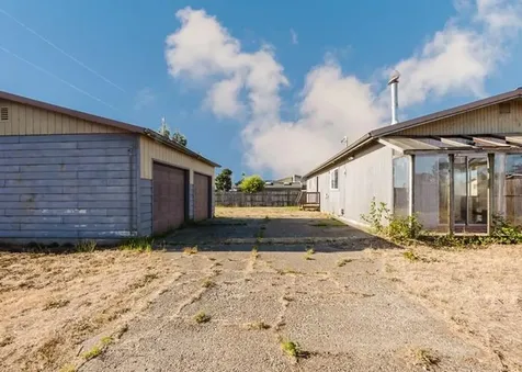 1990 Grant Street North Bend OR 97459