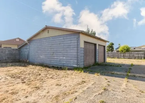 1990 Grant Street North Bend OR 97459