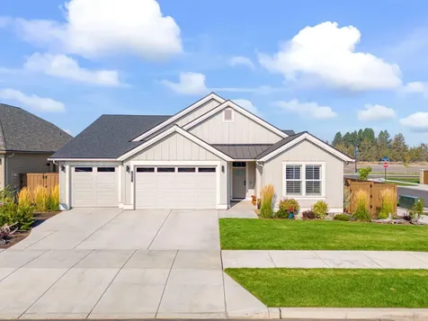 3827 NE Oakside Loop Bend OR 97701