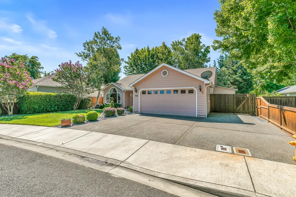 1612 Inverness Drive Medford OR 97504