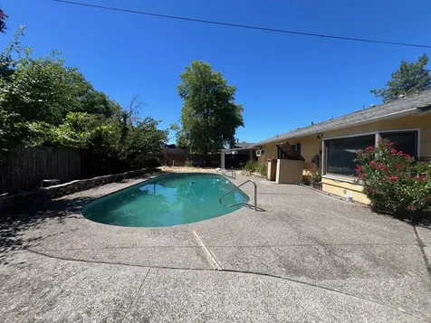 1812 Roberts Road Medford OR 97504