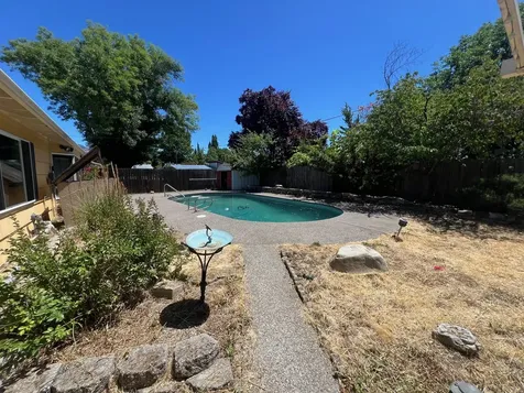 1812 Roberts Road Medford OR 97504